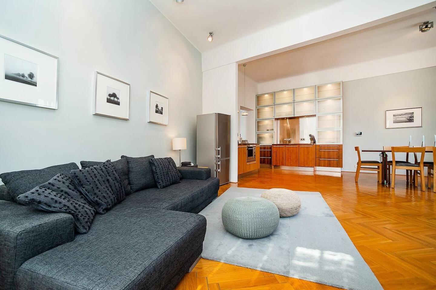 Elegant Old Town With Balcony With Free Garage Apartament Praga