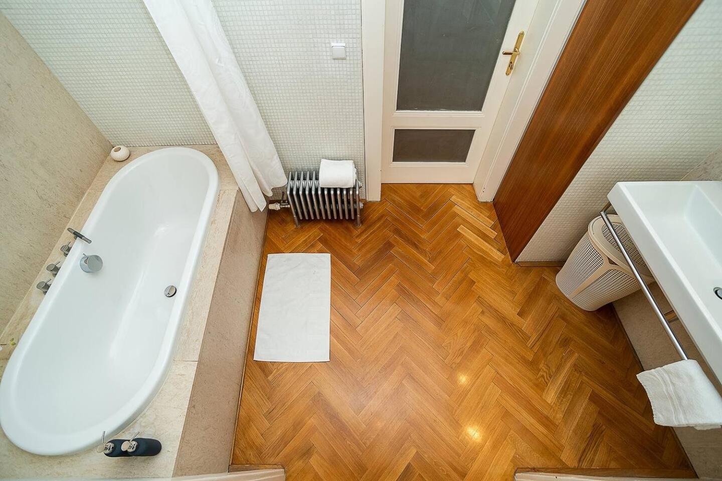 Apartament Elegant Old Town With Balcony With Free Garage *