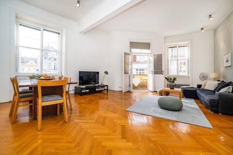 Elegant Old Town With Balcony With Free Garage Praga