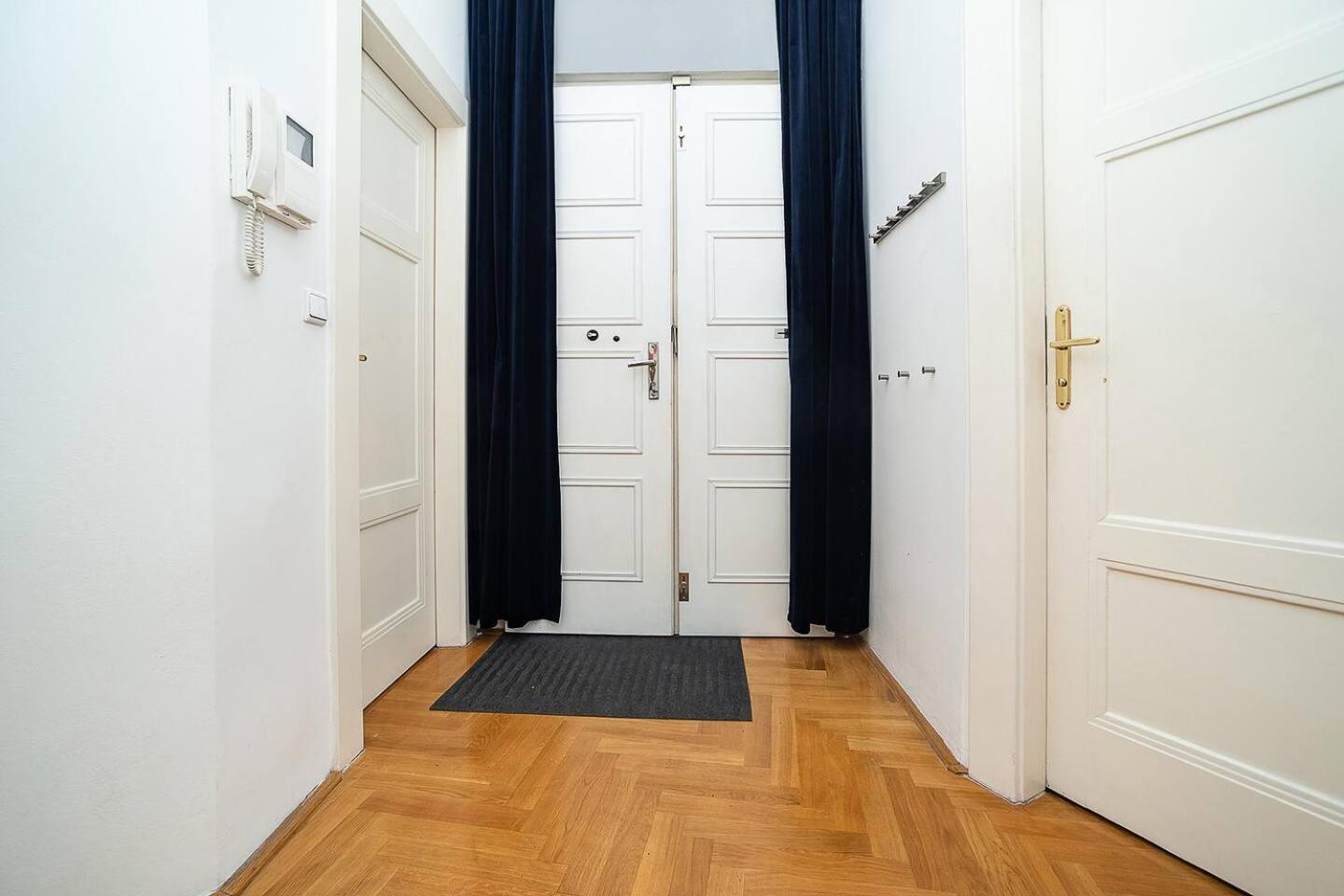 Apartament Elegant Old Town With Balcony With Free Garage