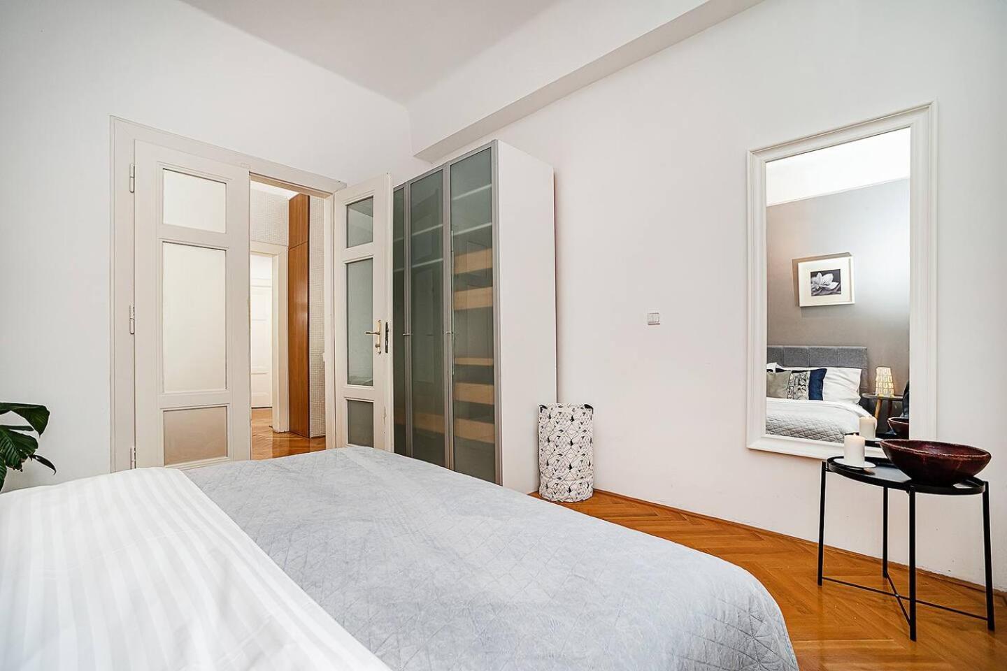 Elegant Old Town With Balcony With Free Garage Apartament *